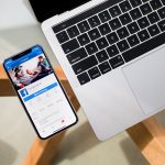 Facebook okostelefonon és laptop